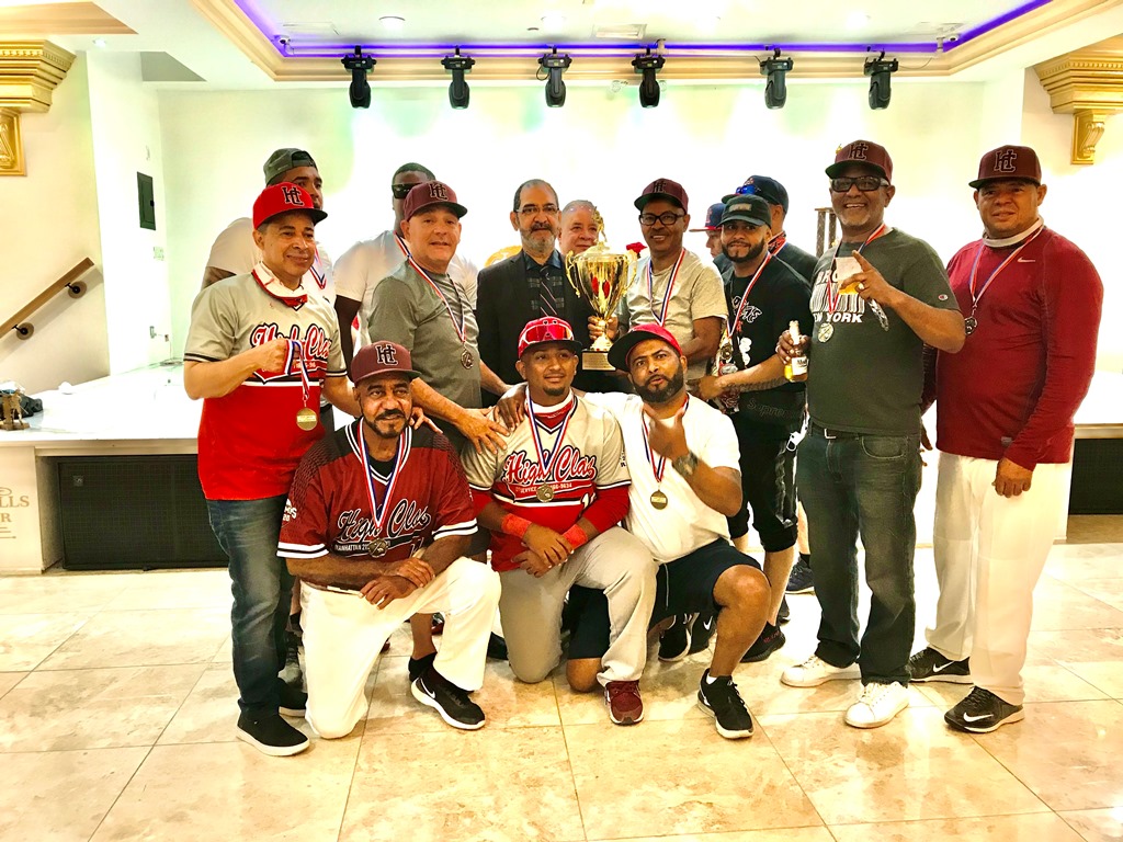 El dirigente del conjunto ‘High Class Manhattan’, Wilson Peralta y jugadores reciben la copa de campeón.