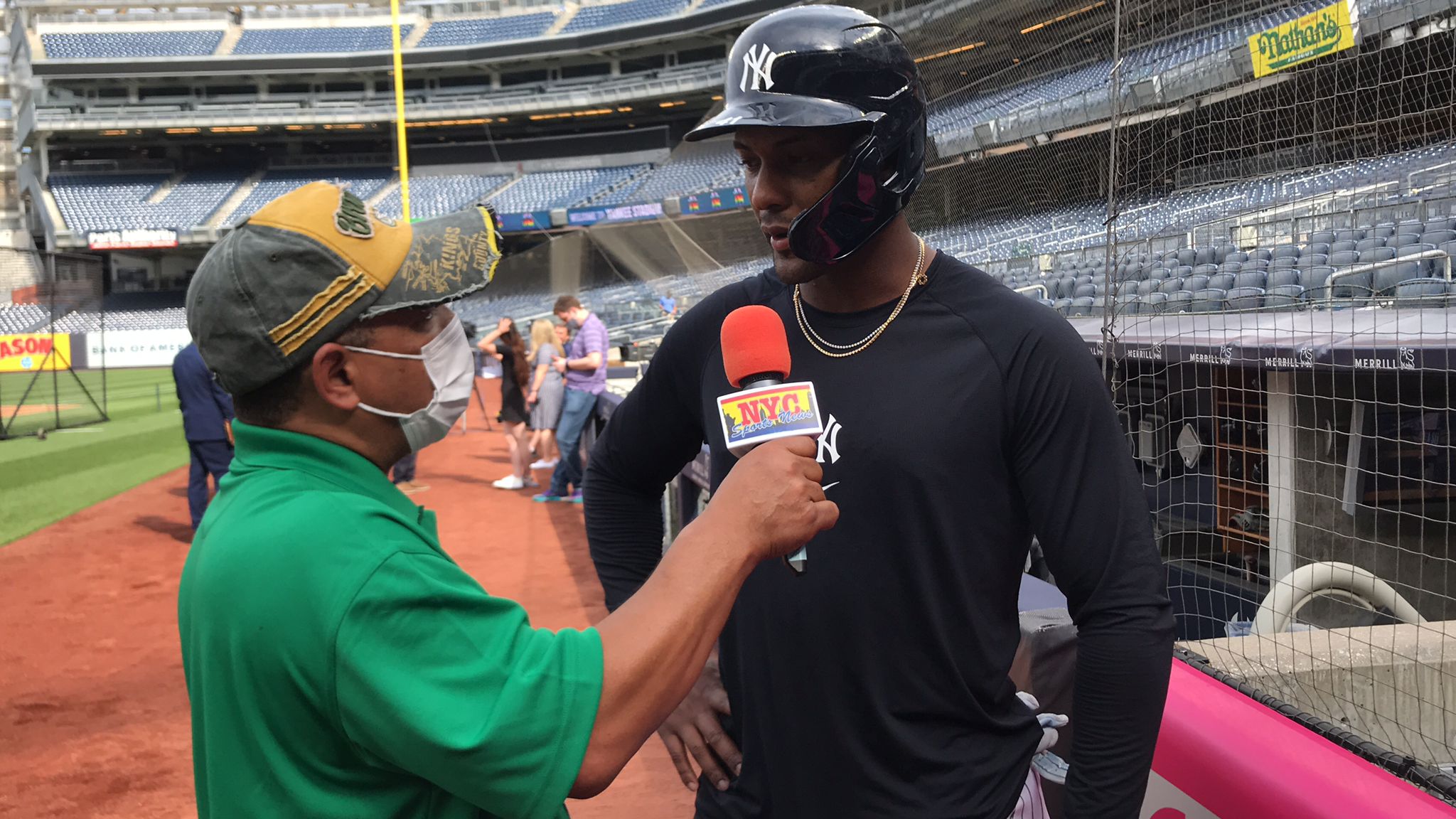 Miguel Andújar entrevistado por Agustín Zapata en el Yankee Stadium.