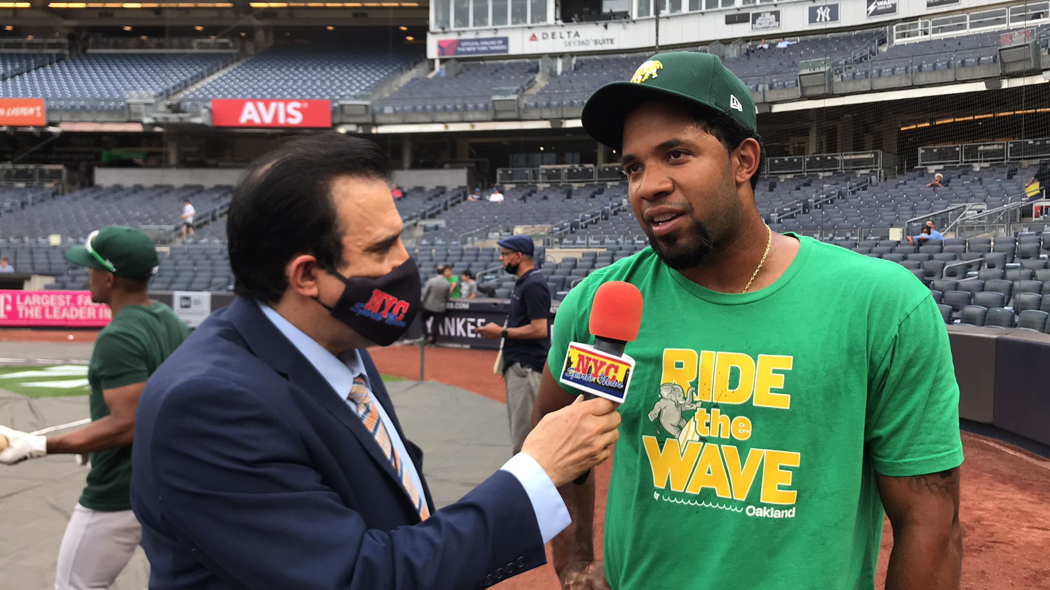 Neftalí Medina conversó con Elvis Andrus en el Yankee Stadium.