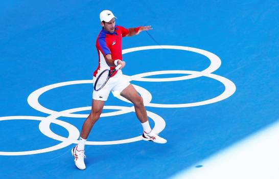 Novak Djokovic de Serbia en acción durante el partido por la medalla de bronce masculina individual contra Pablo Carreño Busta de España durante los eventos de tenis de los Juegos Olímpicos de Tokio 2020 en el Ariake Coliseum en Tokio, Japón, 31 de julio de 2021 (Tenis, Japón, España, Tokio ). (EFE/EPA/Rungroj Yongrit)