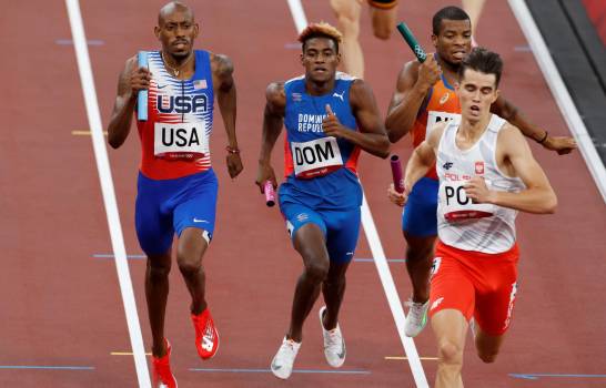 El equipo polaco (d) consigue la medalla de oro por delante de República Dominicana (c-plata) y Estados Unidos (i-bronce) en la prueba de relevos mixtos 4x400m de atletismo durante los Juegos Olímpicos 2020, este sábado en el Estadio Olímpico de Tokio (Japón). (EFE/Alberto Estévez)