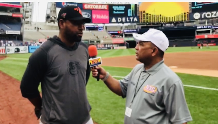 César Valdez hablando con Agustín Zapata en el Yankee Stadium.