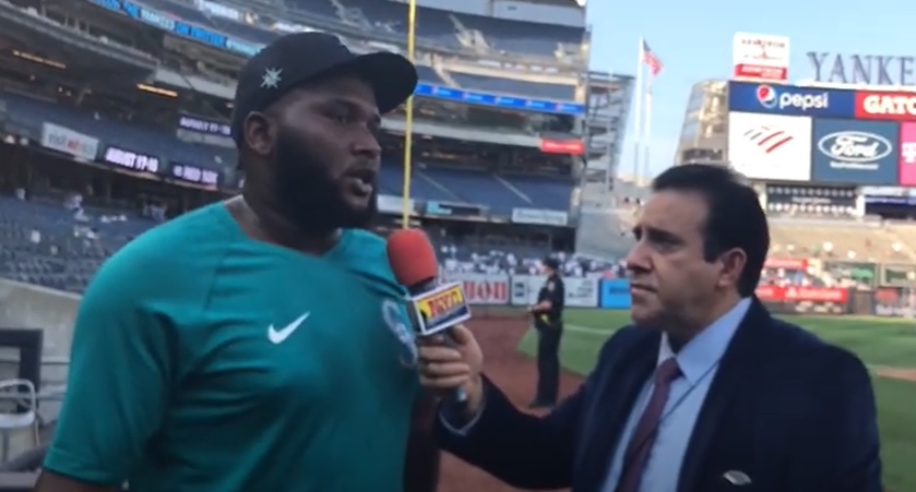 Diego Castillo entrevistado por Neftali Medina en el Yankee Stadium.