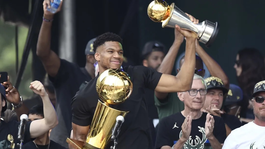 Giannis Antetokounmpo es el jugador del momento en la NBA / Patrick McDermott/Getty Images