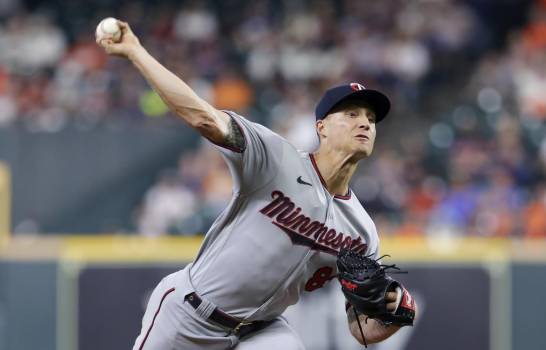 Griffin Jax, abridor de los Mellizos de Minnesota, hace un pitcheo durante el duelo del jueves 5 de agosto de 2021, ante los Astros de Houston (AP/Michael Wyke).