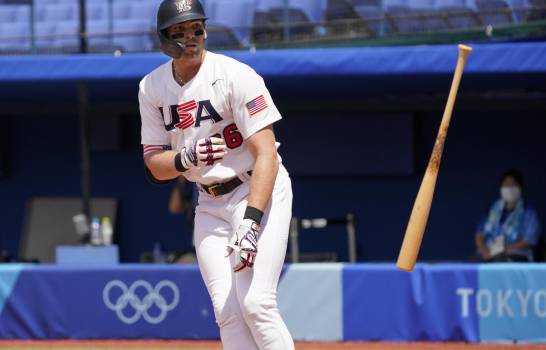 El estadounidense Triston Casas observa su jonrón contra el lanzador dominicano Denyi Reyes (41) en el béisbol de los Juegos Olímpicos, el miércoles 4 de agosto de 2021, en Yokohama. (AP Foto/Sue Ogrocki) (26).