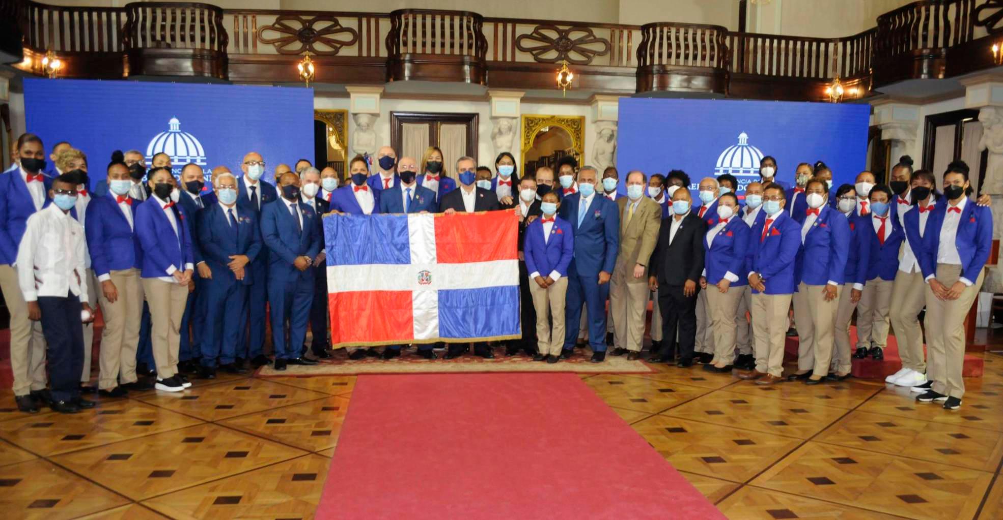 La delegación criolla estuvo formada por 66 atletas. El primer mandatario entregó la bandera que lo llevó la misión deportiva del país a este evento deportivo mundial.