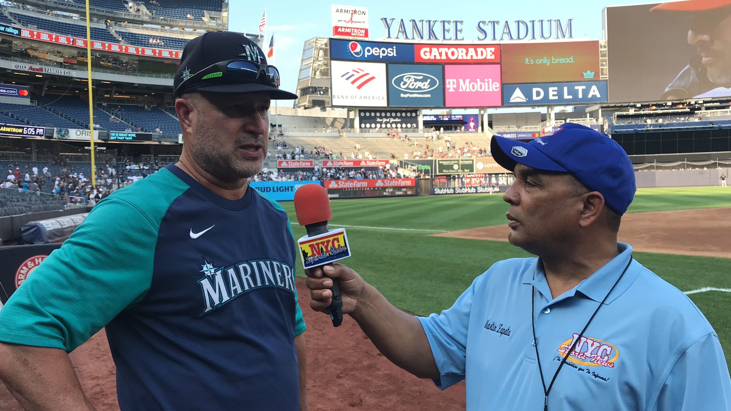 Manny Acta, dialogando con Agustín Zapata en el Yankee Stadium.