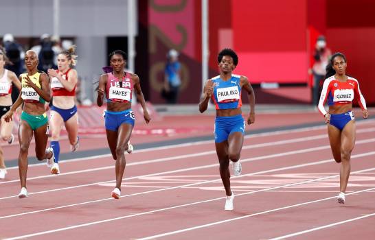 La dominicana Marileidy Paulino (2-d), la cubana Roxana Gómez (d), la estadounidense Quanera Hayes (3-d) y la jamaicana Candice McLeod (4-d) compiten en las semifinales de 400m femenino durante los Juegos Olímpicos 2020, este miércoles en el Estadio Olímpico de Tokio (Japón). (EFE/ Juan Ignacio Roncoroni).