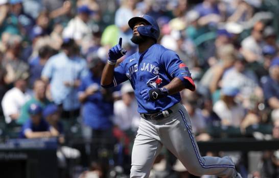 Teoscar Hernández, de los Azulejos de Toronto, es el de mejor en promedio entre los latinos, sin incluir la jornada del sábado 21 de agosto del 2021 en las Grandes Ligas. (AP/John Froschauer)