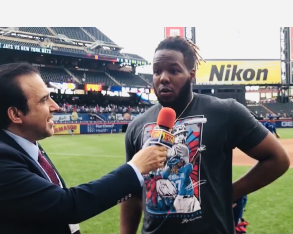 Vladimir Guerrero hablando con Neftalí Medina en el Citi Field.