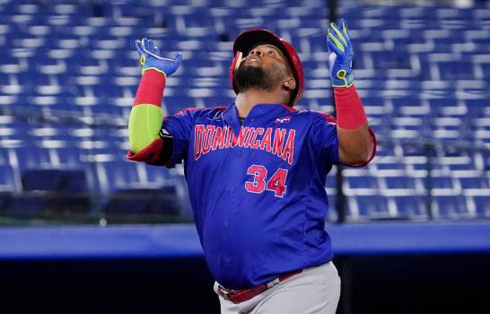 Juan Francisco celebra su jonrón ante Corea del Sur. ( (AP PHOTO/SUE OGROCKI))