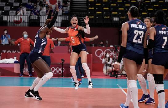 La libero Brenda Castillo y Bethania de la Cruz celebran un punto durante el partido contra Japón el 2 de agosto del 2021, en el torneo de voleibol de los Juegos Olímpicos de Tokio 2020. (AP Photo/Manu Fernandez)