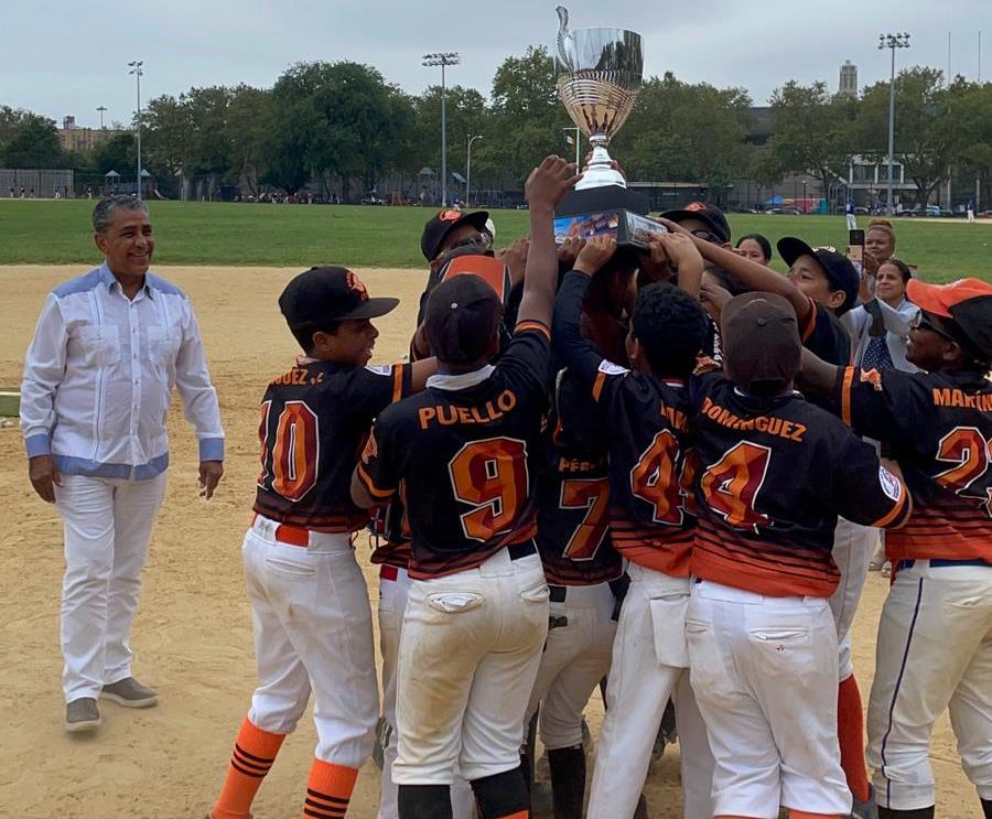 El Congresista Adriano Espaillat (izq.), observa los niños de Gran Slam Foundation, celebrando el campeonato conquistado. (Foto / Martín Zapata)