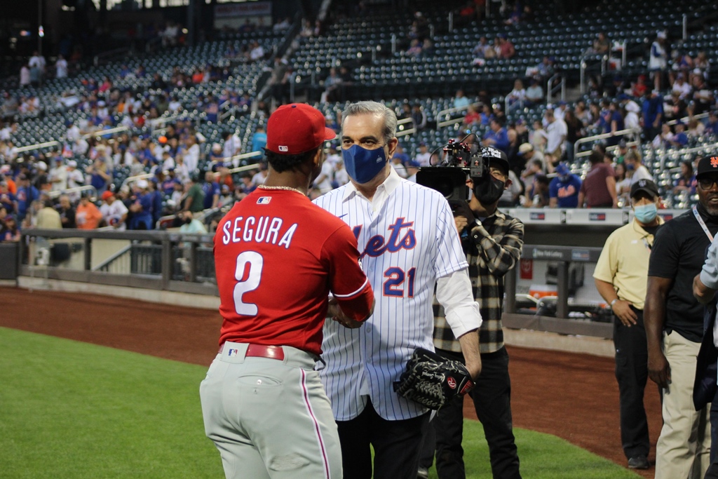 Jean Segura, segunda base de los Filis de Filadelfia, comparte con el presidente Abinader entretenidamente.