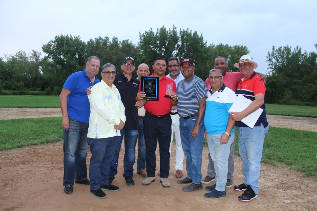 José Veras, recibe sus reconocimientos del Centro Deportivo y Cultural Los Mocanos y su liga de softbol y de la Fundación Hermanos Ortiz. (Foto / Martín Zapata)