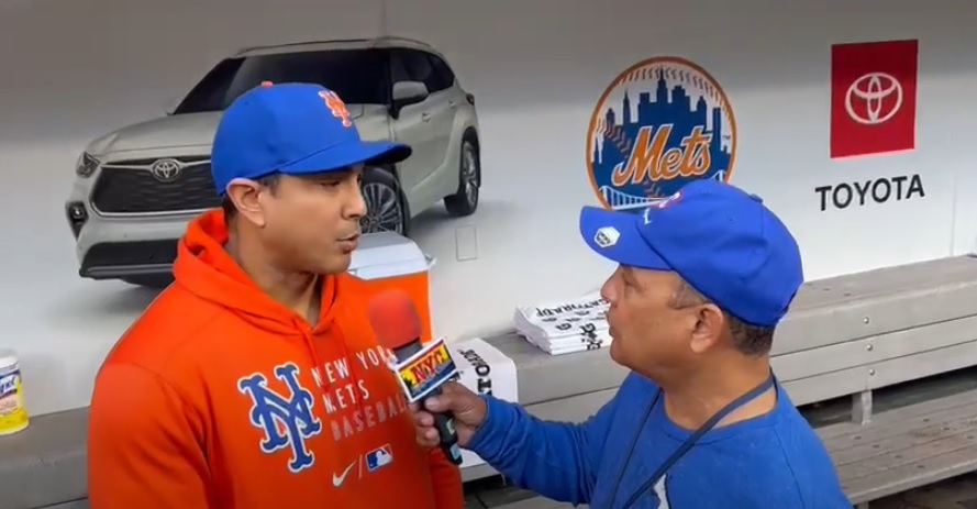 El piloto de los Mets Luis Rojas entrevistado por Agustín Zapata en el Citi Field.