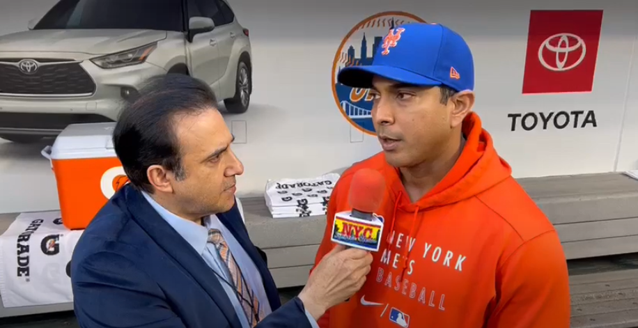 Luis Rojas es entrevistado por Neftalí Medina en el dogout de los Mets de Nueva York.