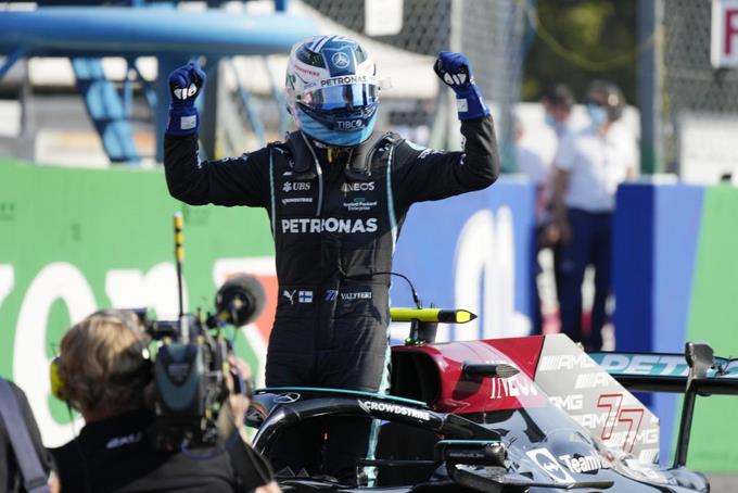 Valtteri Bottas, festeja su triunfo en el sprint de clasificación del GP de Italia de Fórmula 1 en Monza, Italia, sábado 11 de setiembre de 2021. En la carrera del domingo, Max Verstappen ocupará la pole y Bottas el último puesto de largada debido a una sanción. (AP Foto/Luca Bruno)