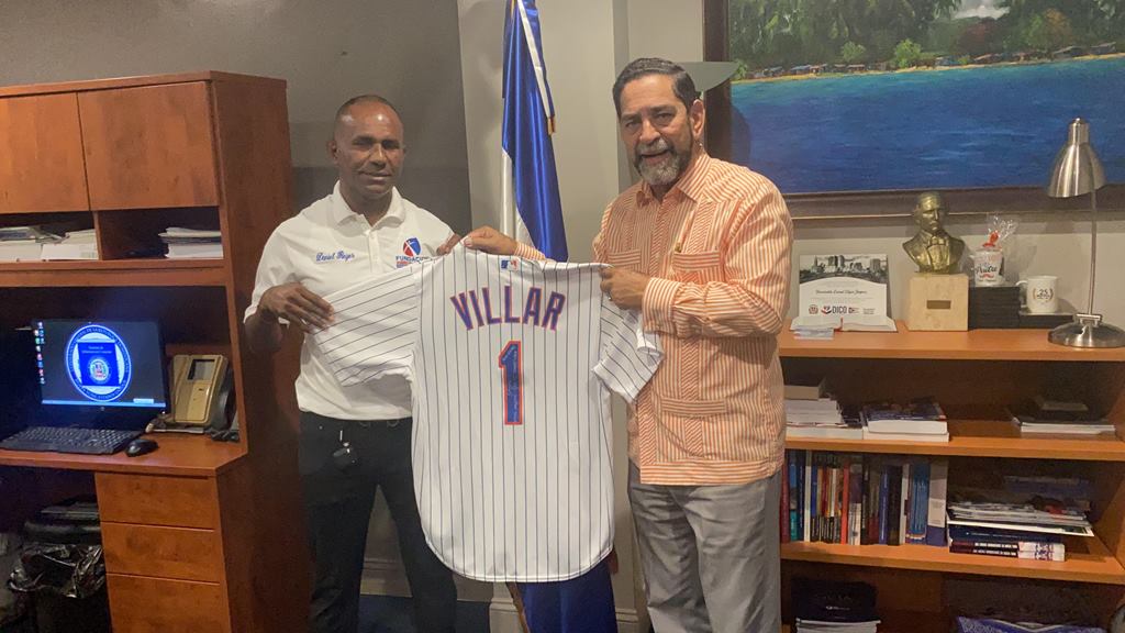 El cónsul Jáquez recibe a través de Daniel Reyes una camiseta firmada que le envió el jugador de los Mets de Nueva York, Jonathan Villar.