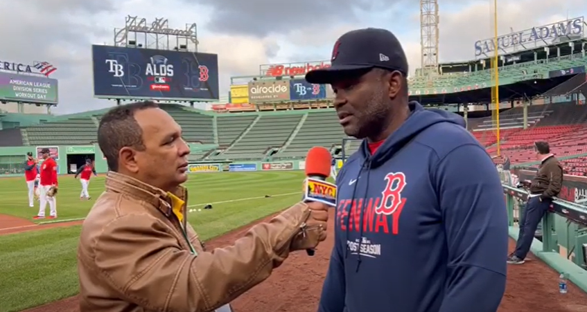 Agustín Zapata entrevistando a Carlos Febles en Fenway Park.
