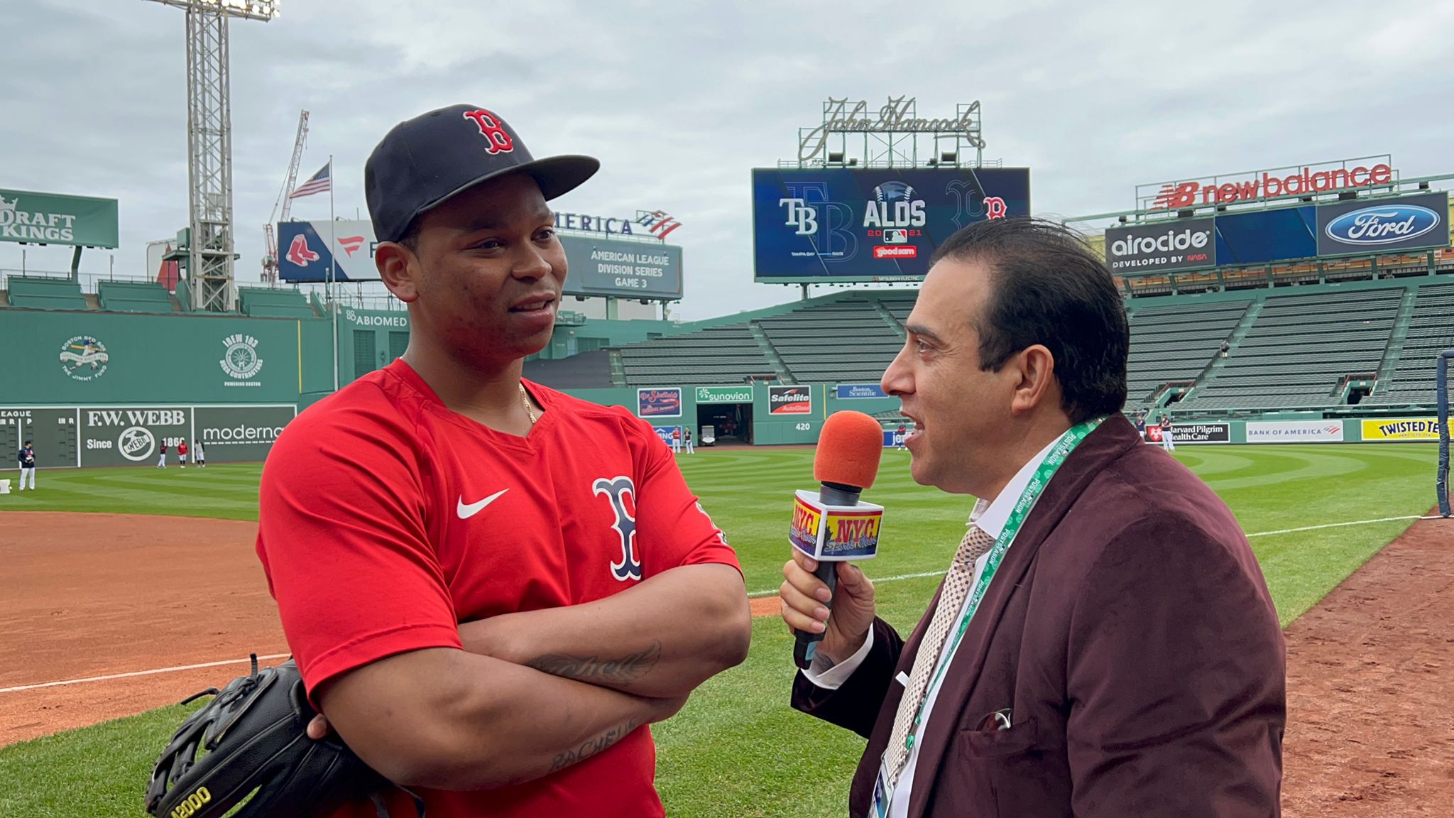 Rafael Devers conversó con Neftalí Medina en el vetusto parque de los Medias Rojas de Boston, durante la temporada 2021.