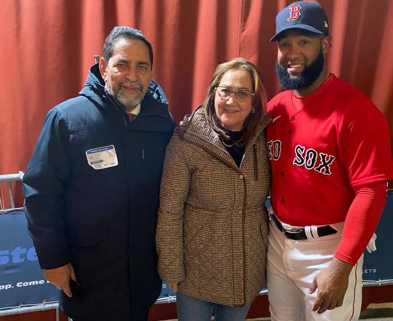 Don Eligio Jáquez y su esposa María Polanco,(Naná), comparten Danny Santana de los Medias Rojas de Boston.