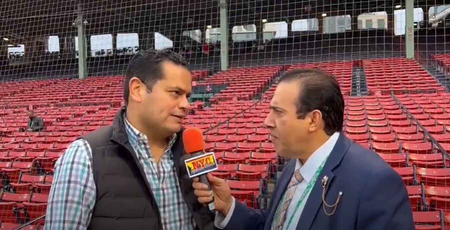 Eddie Romero entrevistado ayer sábado por Neftalí Medina en Fenway Park.
