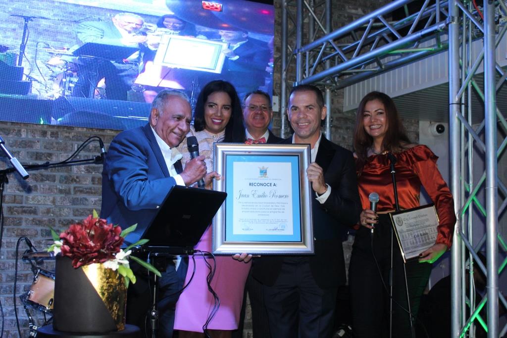El ayuntamiento de Jarabacoa entrega una resolución a través del comité de regidores a Juan Romero. (Foto / Agustín Zapata)