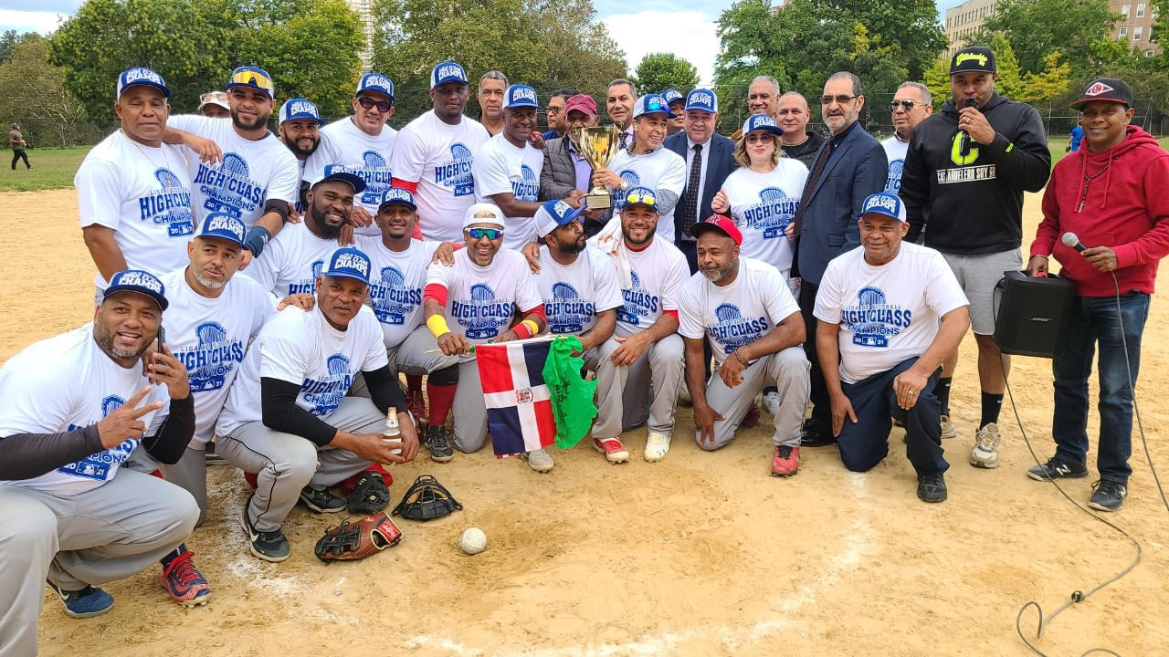 El equipo campeón Bronx City Auto Repair recibe la copa de parte del presidente de la Corporación High Class, señor Antonio –Tuly- Cabrera y directivos de la compañía.