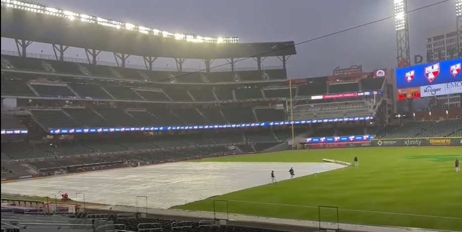 Así estaba ayer jueves los predios del parque de pelota, cubierto por muchas lluvias.