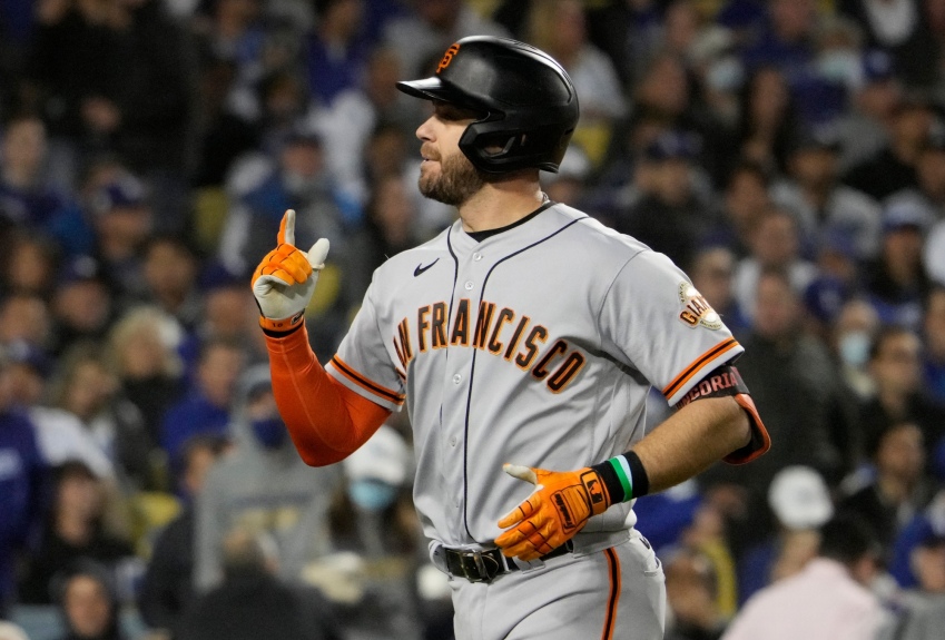 Evan Longoria de los Giants celebra mientras cruza el home plater después de su jonrón solitario durante la quinta entrada del Juego 3 de la Serie Divisional de la Liga Nacional contra los Dodgers el lunes por la noche en el Dodger Stadium. La explosión de Longoria, quien protagonizó St. John Bosco High y Long Beach State, proporcionó la única carrera del juego cuando los Giants tomaron una ventaja de 2-1 en la serie al mejor de cinco. (Foto de Keith Birmingham, Pasadena Star-News / SCNG).
