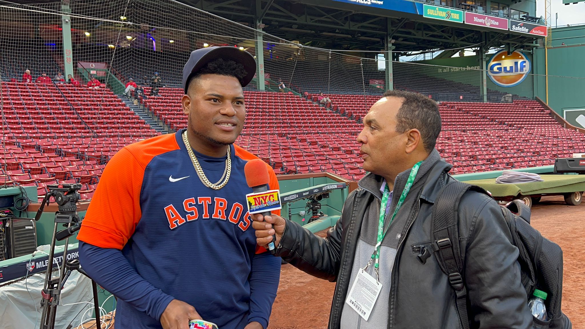 Framber Valdez, conversando con Agustín Zapata en Fenway Park, durante la temporada 2021.