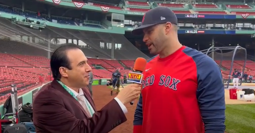 J.D. Martínez, fue entrevistado por Neftalí Medina en Fenway Park.