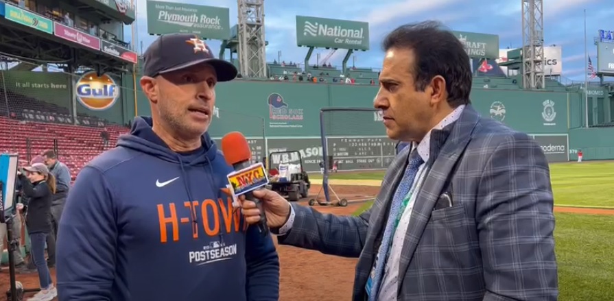 Joe Espada fue entrevistado por Neftalí Medina en el Fenway Park durante la temporada 2021.