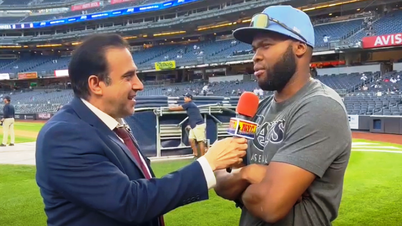 Neftalí Medina, conversando con Manuel Margot en el Yankee Stadium.