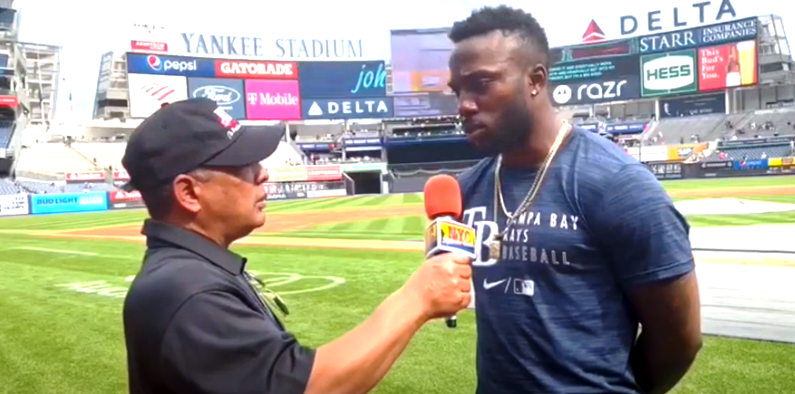 Randy Arozarena en conversación con  Agustín Zapata en el Yankee Stadium, Domingo 3 de Octubre 2021. (Foto / Neftalí Medina)