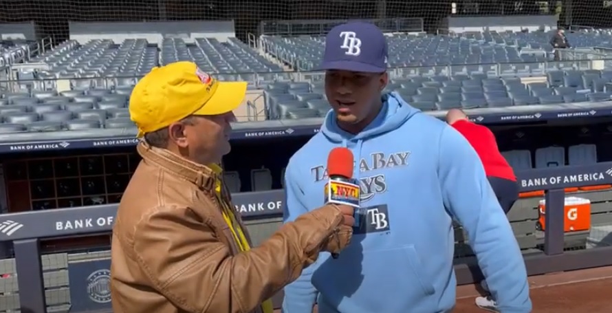Foto de archivo / El super novato Wander Franco en conversación con Agustín Zapata en el Yankee Stadium durante la temporada 2021.