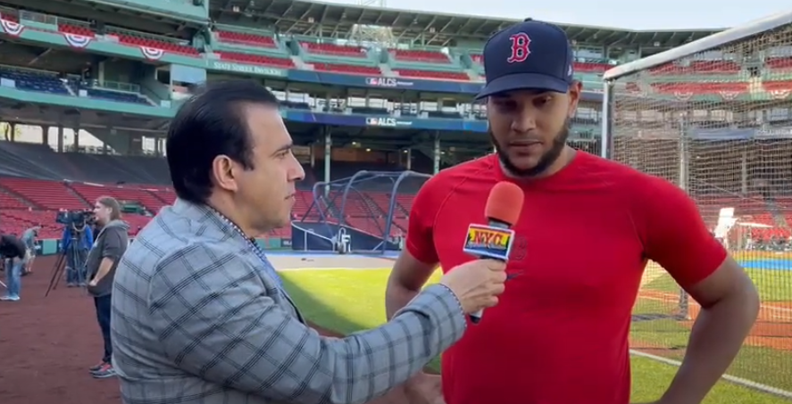 Eduardo Rodríguez entrevista por Neftalí Medina en Fenway Park.