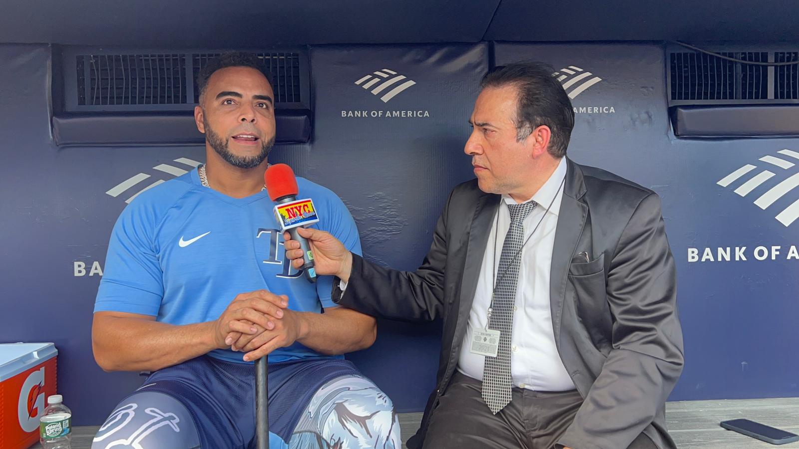 Neftalí Medina en entrevista a Nelson Cruz ayer en el Yankee Stadium.