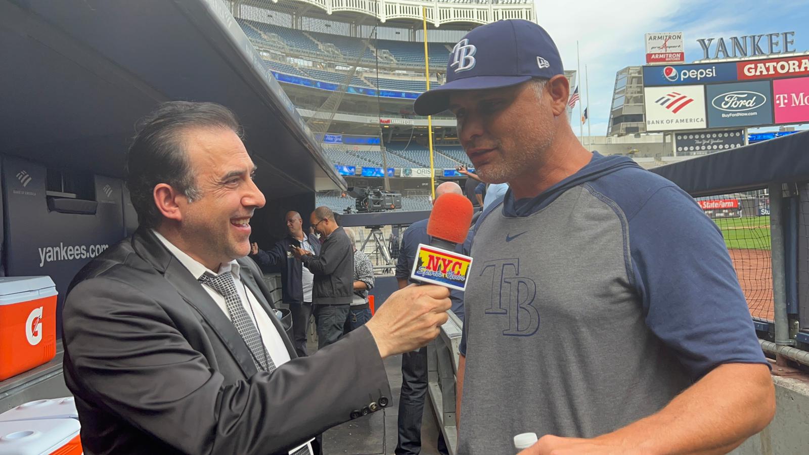 Neftalí Medina entrevistando al dirigente de Tampa Bay Kevin Cash.