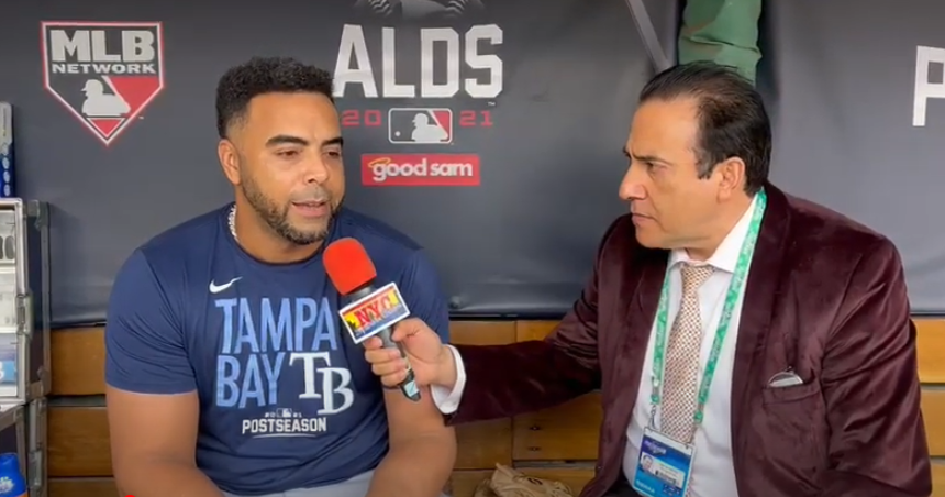 Nelson Cruz ofrece declaraciones a Neftalí Medina en Fenway Park.
