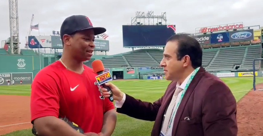 Rafael Devers conversó con Neftalí Medina en el vetusto parque de los Medias Rojas de Boston.