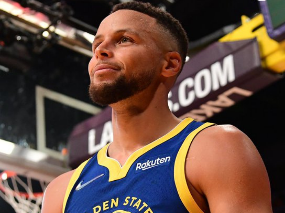 Stephen Curry tiene 128 juegos seguidos con al menos un triple.