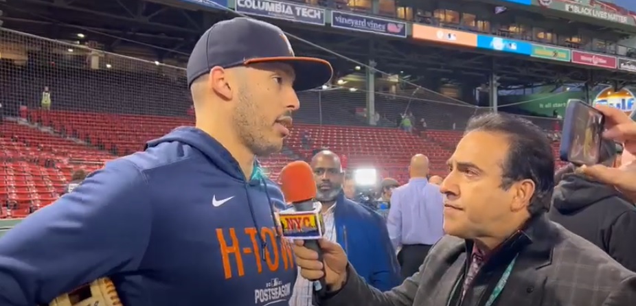 Neftalí Medina habló con Alex Correa en en Fenway Park, durante la temporada 2021.