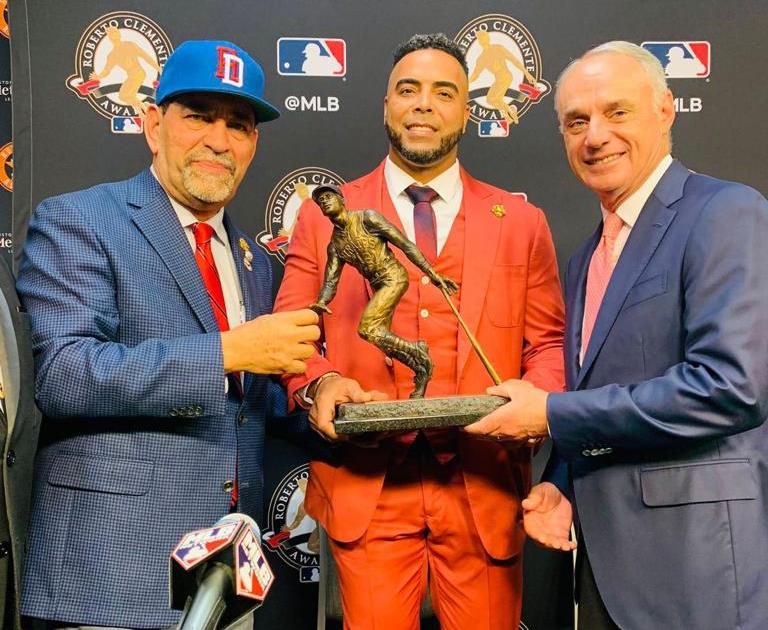 Eligio Jáquez, cónsul dominicano en NY, (izq.), es felicitado por el comisionado de la MLB Rob Manfred.