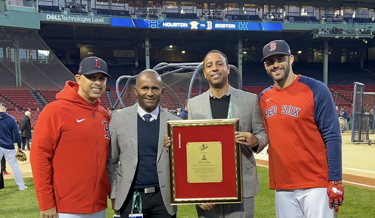 Daniel Reyes, Alex Cora,  y J.D. Martínez, reconocen a Kevin Gregg, director de relaciones públicas de los Medias Rojas de Boston.
