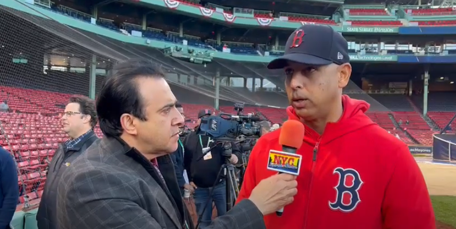 Neftalí Medina entrevista en Fenway Park al piloto de los Medias Rojas de Boston Alex Cora, durante la temporada de GL 2021. (Foto cortesía de Agustín Zapata.)