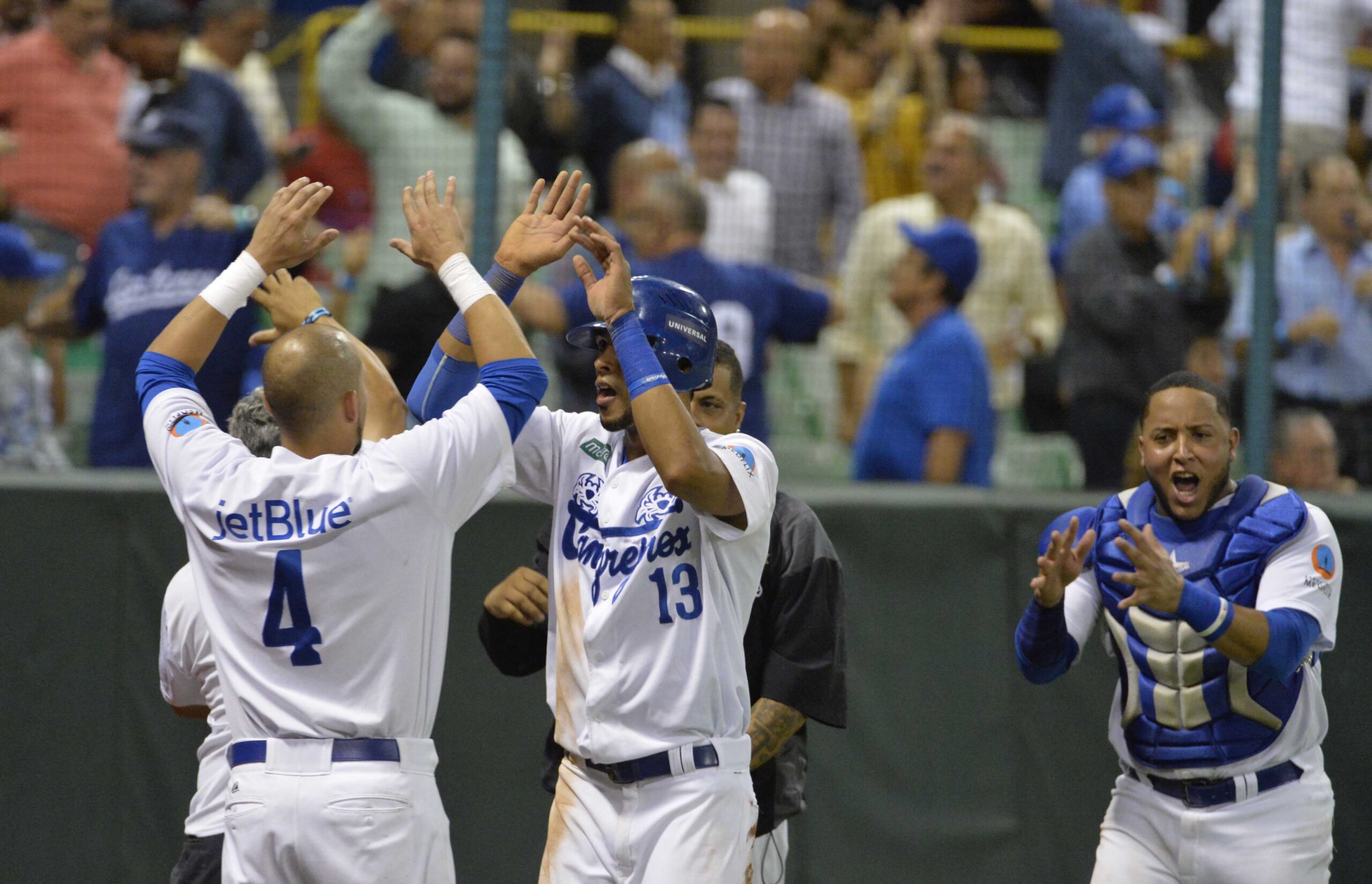 20160121.   ESTADIO HIRAM BIRTHON SAN JUAN. PARTIDO DE LA SERIE SEMI FINAL ENTRE CRIOLLOS DEL CAGUAS VS CANGREJEROS DEL SANTURCE. EL CAMPO CORTO YADIEL RIVERA CELEBRA LA PRIMERA CARRERA DE SANTURCE EN LA 5TA ENTRADA.