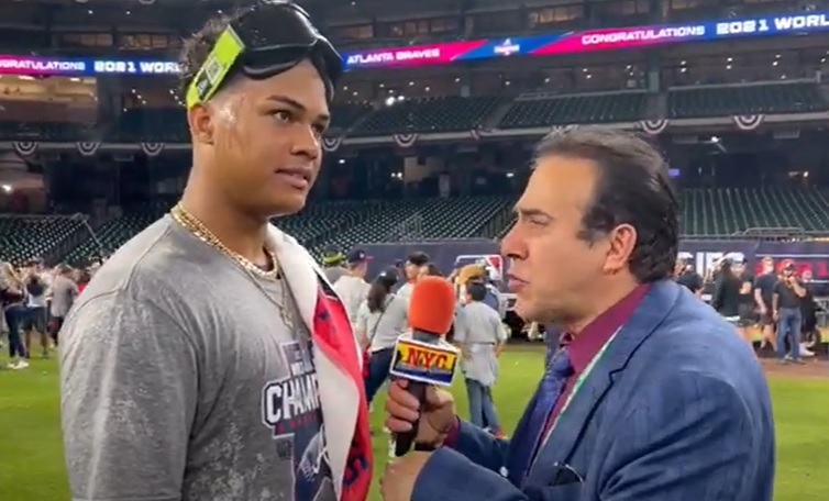Cristian Pache, el novato dominicano es entrevistado por Neftalí Medina.